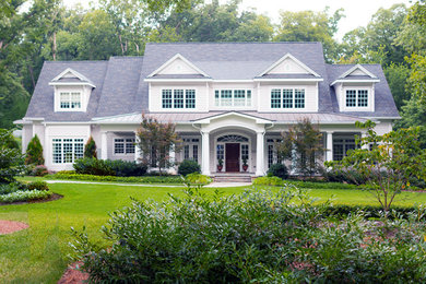 Diseño de fachada de casa gris tradicional grande de dos plantas con revestimiento de vinilo, tejado a dos aguas y tejado de varios materiales