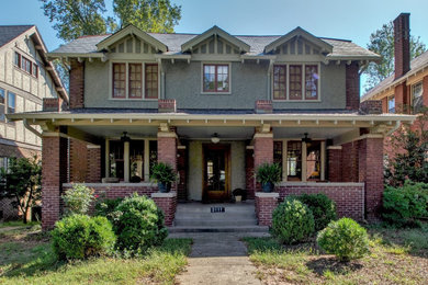 Modelo de fachada de casa gris de estilo americano de dos plantas con revestimientos combinados y tejado a dos aguas