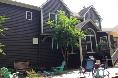 Foto de fachada de casa marrón clásica de tamaño medio de dos plantas con revestimiento de madera