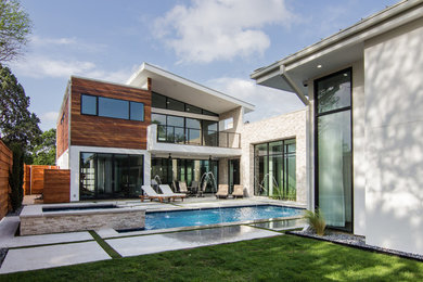 Großes, Zweistöckiges Modernes Haus mit Putzfassade, weißer Fassadenfarbe und Pultdach in Dallas