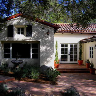 Mittelgroßes, Einstöckiges, Weißes Mediterranes Einfamilienhaus mit Putzfassade, Halbwalmdach und Ziegeldach in Santa Barbara