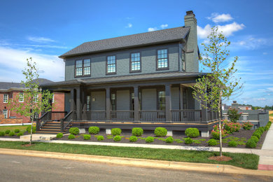 На фото: большой, двухэтажный, серый дом в стиле неоклассика (современная классика) с облицовкой из ЦСП