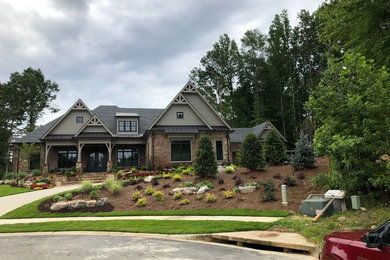 Zweistöckiges Klassisches Einfamilienhaus mit Mix-Fassade, brauner Fassadenfarbe, Satteldach und Schindeldach in Atlanta