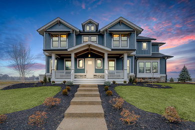Modelo de fachada de casa azul de estilo americano de dos plantas con revestimiento de vinilo y tejado de teja de madera