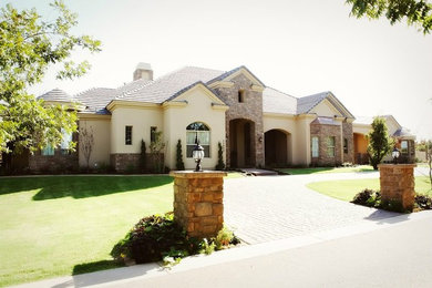 Großes, Einstöckiges Klassisches Einfamilienhaus mit Mix-Fassade, beiger Fassadenfarbe, Satteldach und Schindeldach in Phoenix