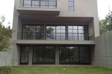 Photo of a contemporary house exterior in Dallas.