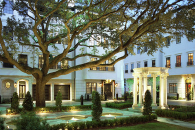ヒューストンにあるトランジショナルスタイルのおしゃれな家の外観 (漆喰サイディング、タウンハウス) の写真