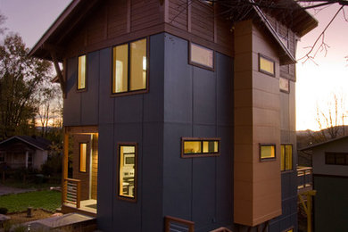 Diseño de fachada contemporánea con revestimiento de madera y escaleras