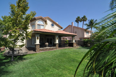 ロサンゼルスにある高級なトロピカルスタイルのおしゃれな大きな家の写真