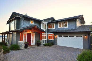 Diseño de fachada de casa azul clásica de tamaño medio de tres plantas con revestimientos combinados y tejado de teja de madera