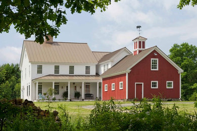Свежая идея для дизайна: двухэтажный, красный дом в стиле кантри с двускатной крышей - отличное фото интерьера