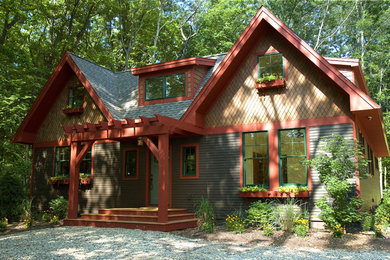 Imagen de fachada de casa gris de estilo de casa de campo de tamaño medio de dos plantas con revestimiento de madera, tejado a dos aguas y tejado de teja de madera