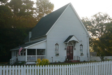 Foto de fachada blanca de estilo de casa de campo extra grande de dos plantas con revestimientos combinados