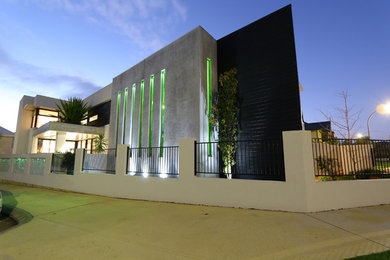 Großes, Zweistöckiges Modernes Haus mit Backsteinfassade und beiger Fassadenfarbe in Perth