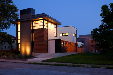 Modelo de fachada minimalista pequeña de dos plantas con revestimiento de aglomerado de cemento y tejado plano