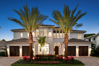 Großes, Zweistöckiges Einfamilienhaus mit Putzfassade, weißer Fassadenfarbe, Satteldach und Schindeldach in Miami
