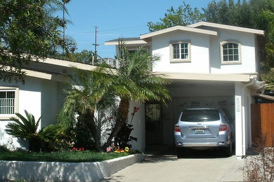 Mittelgroßes, Zweistöckiges Klassisches Haus mit Putzfassade und weißer Fassadenfarbe in San Diego