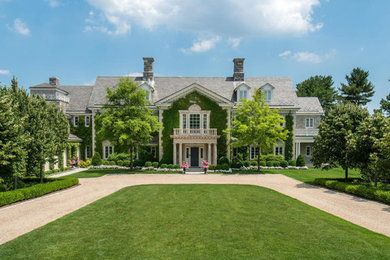 Geräumiges, Dreistöckiges Klassisches Einfamilienhaus mit Steinfassade, grauer Fassadenfarbe, Satteldach und Schindeldach in New York