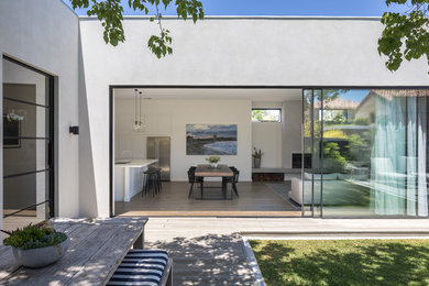 Стильный дизайн: одноэтажный, кирпичный, серый частный загородный дом среднего размера в современном стиле с плоской крышей и металлической крышей - последний тренд