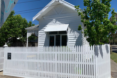 Exemple d'une façade de maison tendance.