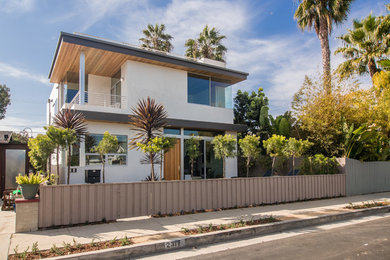 ロサンゼルスにあるコンテンポラリースタイルのおしゃれな家の外観 (漆喰サイディング) の写真