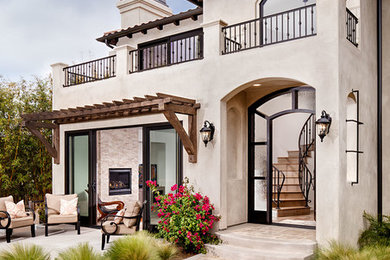 サンディエゴにある巨大な地中海スタイルのおしゃれなベージュの家 (漆喰サイディング) の写真