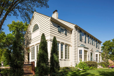 Idées déco pour une façade de maison classique.