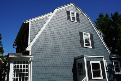 Inspiration för ett mellanstort vintage blått hus, med tre eller fler plan, fiberplattor i betong, mansardtak och tak i shingel