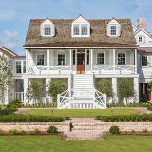 Diseño de fachada de casa blanca, costera, de tres plantas, con revestimiento de madera, tejado a cuatro aguas y tejado de teja de madera