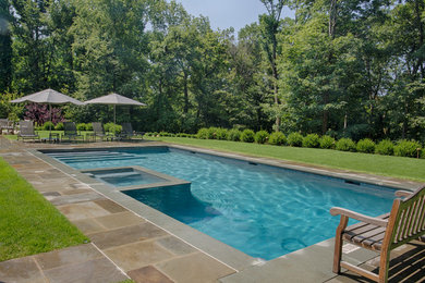 Ejemplo de piscina clásica renovada de tamaño medio
