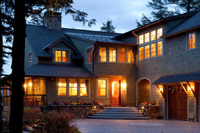 Immagine della facciata di una casa verde classica a tre piani con rivestimento in legno