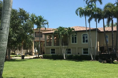 Großes, Zweistöckiges Mediterranes Haus mit Putzfassade, beiger Fassadenfarbe, Walmdach und Ziegeldach in Tampa