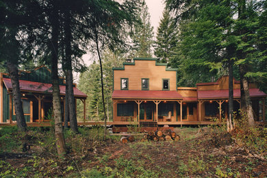 Diseño de fachada rural de tamaño medio de dos plantas con revestimiento de madera