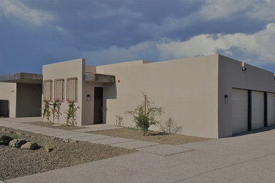 フェニックスにある高級なコンテンポラリースタイルのおしゃれな家の外観 (漆喰サイディング、緑化屋根) の写真