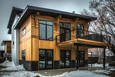 Dreistöckiges Uriges Einfamilienhaus mit Mix-Fassade, Pultdach, Blechdach und brauner Fassadenfarbe