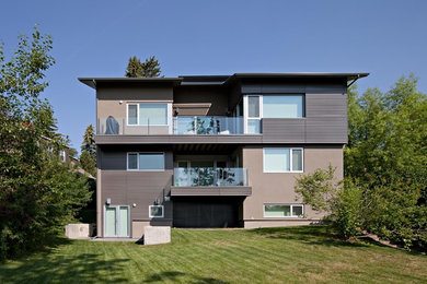 Diseño de fachada de casa multicolor moderna de tamaño medio de dos plantas con revestimientos combinados, tejado a cuatro aguas y tejado de teja de madera