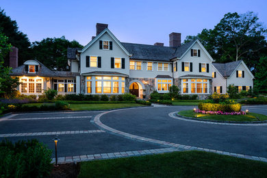 Geräumiges, Dreistöckiges Klassisches Haus mit Mix-Fassade, grauer Fassadenfarbe und Satteldach in Boston