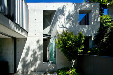 Стильный дизайн: большой, трехэтажный дом в стиле модернизм с облицовкой из бетона - последний тренд