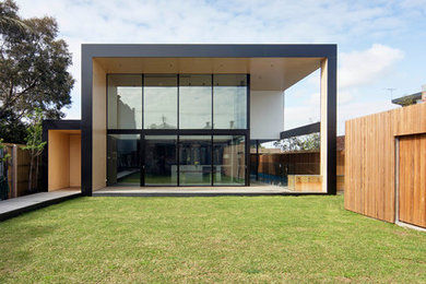 Imagen de fachada negra moderna de dos plantas con tejado plano