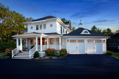 Diseño de fachada de casa blanca tradicional de tamaño medio de dos plantas con revestimiento de madera, tejado a dos aguas y tejado de teja de madera