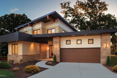 Imagen de fachada de casa beige minimalista de dos plantas con revestimiento de estuco
