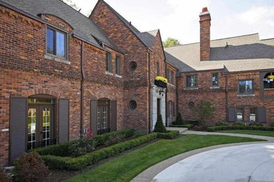Klassisches Einfamilienhaus mit Backsteinfassade, brauner Fassadenfarbe und Schindeldach in Detroit