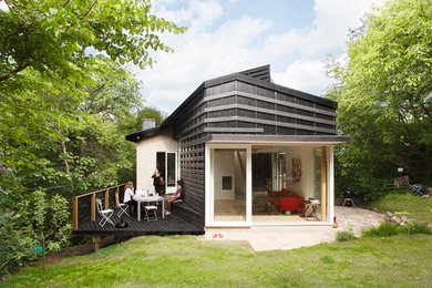 Идея дизайна: деревянный, черный, двухэтажный дом среднего размера в скандинавском стиле с плоской крышей