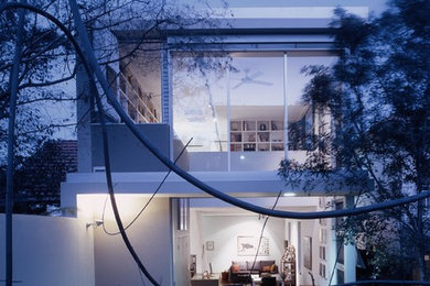 Kleines, Zweistöckiges Modernes Einfamilienhaus mit Betonfassade, grauer Fassadenfarbe und Flachdach in Sydney