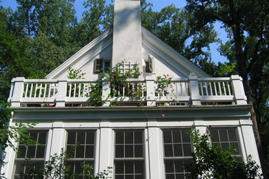 Imagen de fachada de casa gris tradicional grande de dos plantas con tejado a dos aguas y tejado de teja de madera