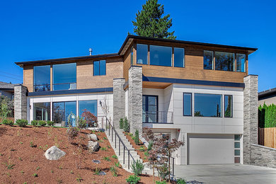 Diseño de fachada de casa beige contemporánea grande de tres plantas con revestimiento de madera, tejado a dos aguas y tejado de teja de madera