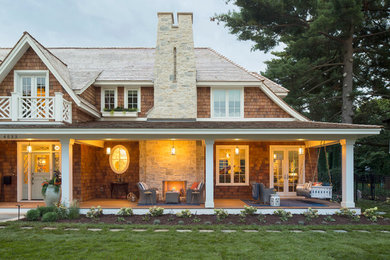 Стильный дизайн: двухэтажный, деревянный, большой, коричневый дом в морском стиле - последний тренд