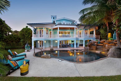 マイアミにある高級なビーチスタイルのおしゃれな家の外観 (漆喰サイディング) の写真