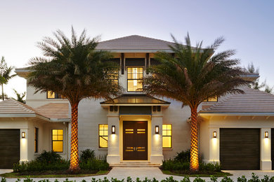 Idee per la facciata di una casa grande bianca tropicale a due piani con rivestimento in stucco e tetto a padiglione