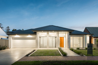 Inspiration pour une très grande façade de maison minimaliste de plain-pied.